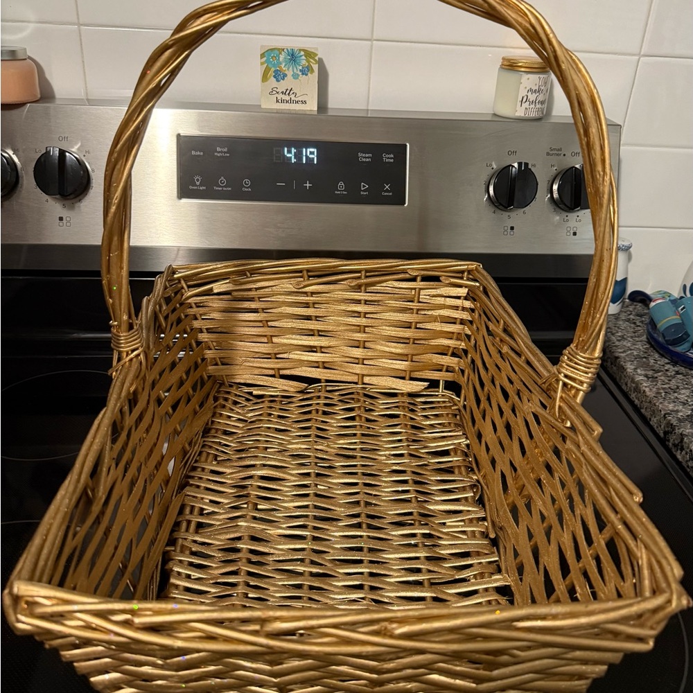 Large Wicker Basket with Handle - Picture 2 of 5